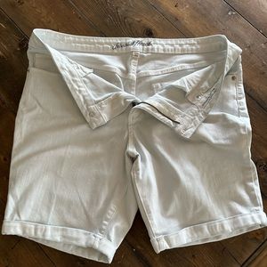 Universal Threads Bermuda shorts, woman’s 16